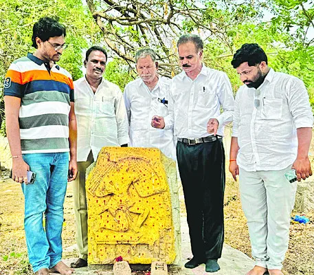 పాత గురజాలమ్మ గుడిని పునరుద్ధరించాలి