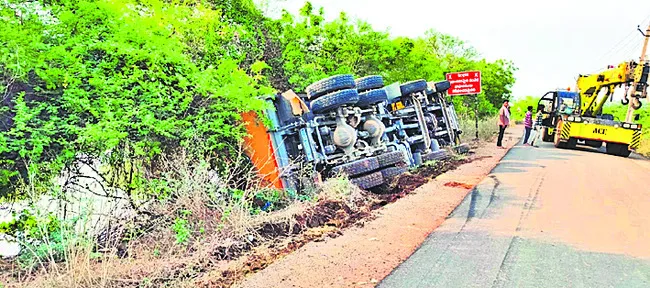 పల్టీ కొట్టిన టిప్పర్.. తప్పిన పెను ప్రమాదం
