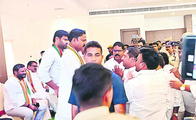 కాంగ్రెస్ సమావేశం రచ్చ రచ్చ