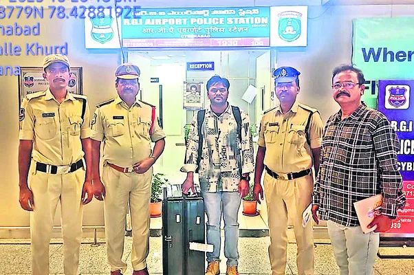 ఎయిర్ పోర్టులో నిందితుడి అరెస్టు