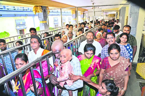 దుర్గమ్మ సన్నిధిలో భక్తుల రద్దీ