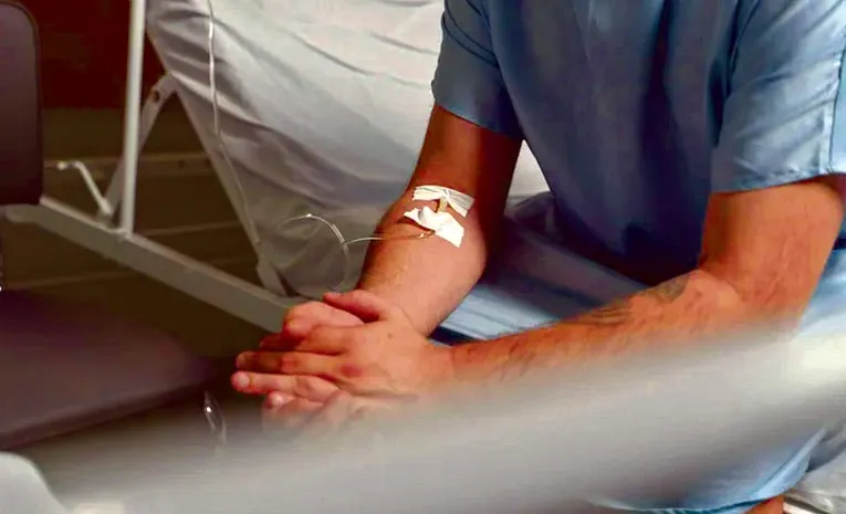 This Australian man feels his hands are burning when he touches anything cold1