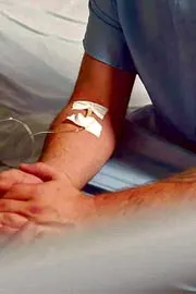 This Australian man feels his hands are burning when he touches anything cold2