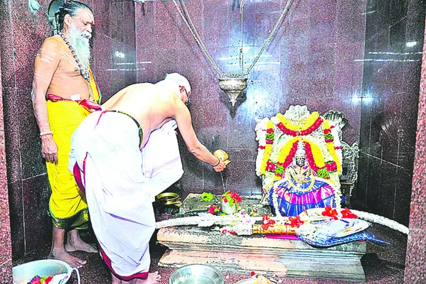 అయోధ్య రాముని ధనుస్సుకు పూజలు 