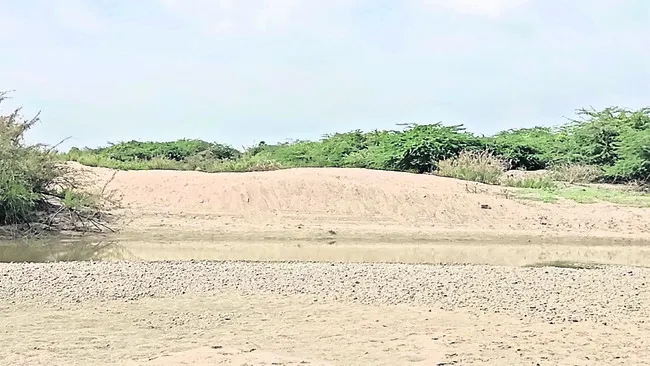 ఉచితం పేరుతో దందా 
