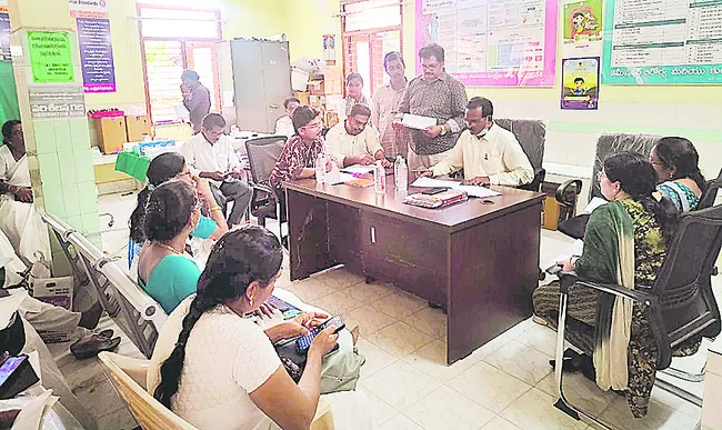 వైద్య సిబ్బంది ప్రజలకు అందుబాటులో ఉండాలి