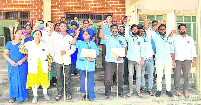 వేతన బకాయిలు చెల్లించాలని ధర్నా