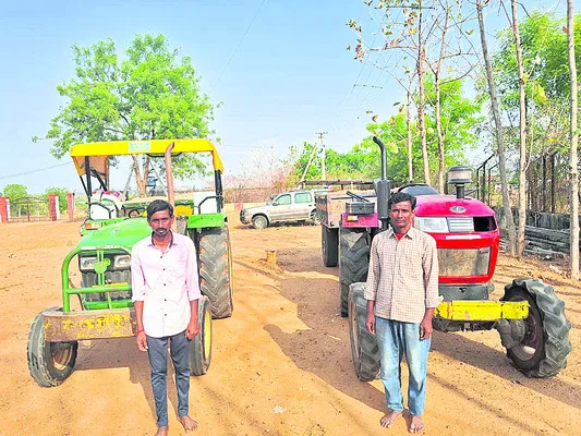 ఇసుక ట్రాక్టర్ల పట్టివేత