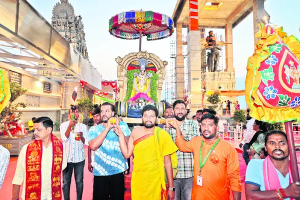 స్వర్ణగిరి క్షేత్రంలో తిరువీధి ఉత్సవ సేవ