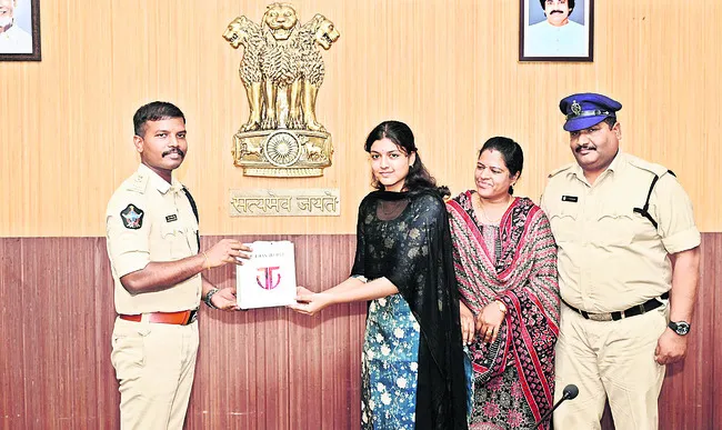 ఉత్తమ విద్యార్థులకు బహుమతులు ప్రదానం