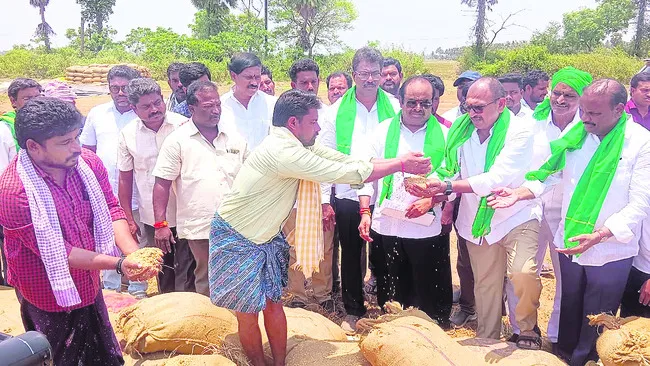 ప్రభుత్వం ప్రతి గింజా కొనాల్సిందే