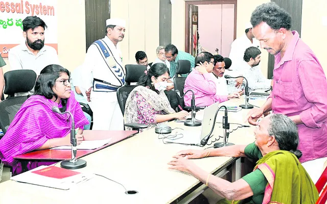 అర్జీల పరిష్కారంపై దృష్టి