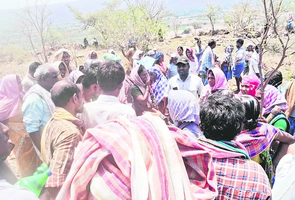ఉపాధి పని కోసం 8 కి.మీ నడక..
