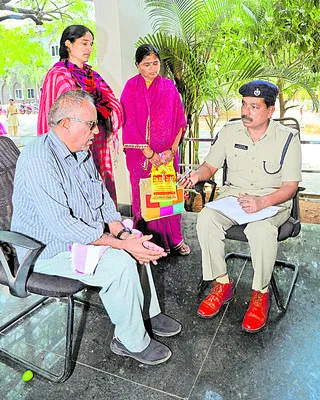 కారు ఇప్పించాలి