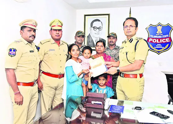 కానిస్టేబుల్‌ కుటుంబానికి అండగా..
