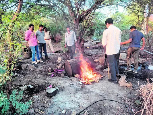 నాటుసారా బట్టీలపై ఎకై ్సజ్‌ దాడులు