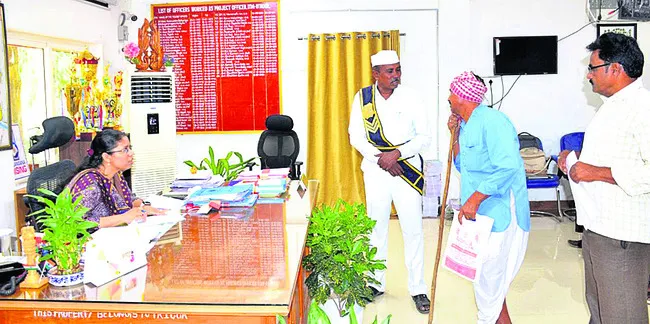 గిరిజనుల సమస్యలు వెంటనే పరిష్కరించాలి