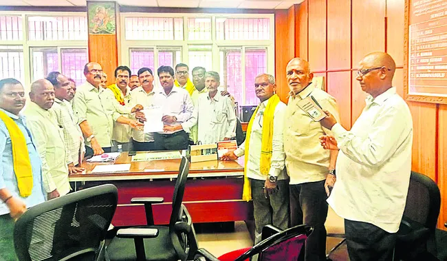 సమ్మె నోటీసు అందజేత
