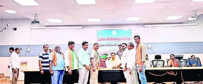 ‘పాకిస్తానీయులను పంపించాలి ’
