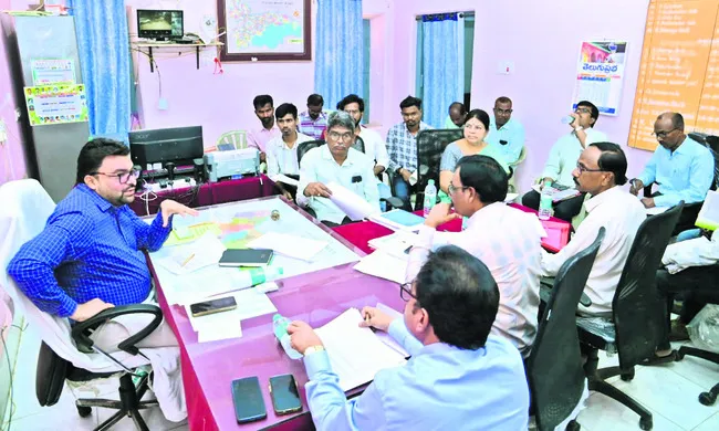 అనర్హులకు ఇళ్లు మంజూరు చేస్తే కఠిన చర్యలు 