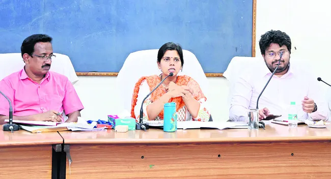 అనర్హులకు ఇళ్లు  కేటాయించొద్దు