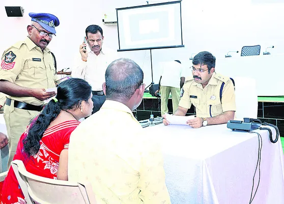 మీరైనా దయ చూపండి సారూ..