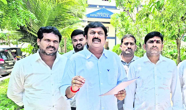 హత్య కేసు మాఫీ యత్నంపై ఎస్పీకి ఫిర్యాదు