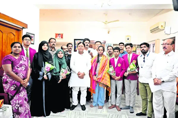 కాకతీయ విద్యార్థులకు ఎమ్మెల్యే అభినందన