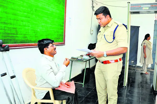 సమస్యల పరిష్కారంలో అలసత్వం తగదు 