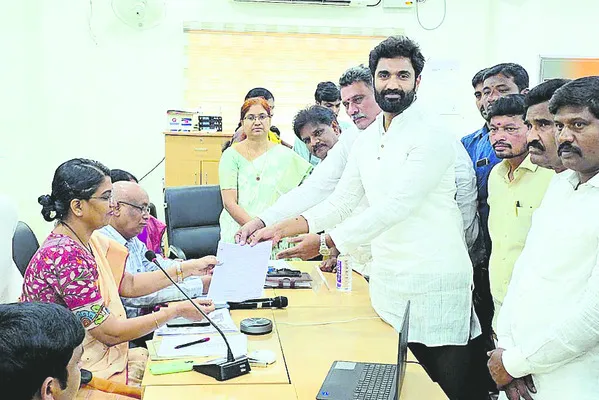 రూ.10కోట్ల విలువైన భూమిని కాపాడండి