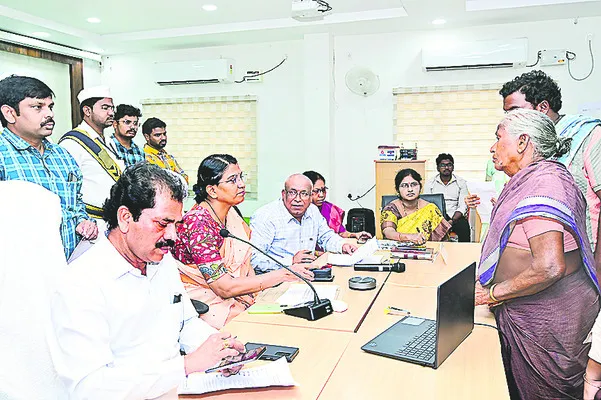 పీజీఆర్ఎస్కు 176 అర్జీలు