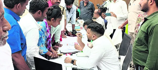 ప్రజా సమస్యలు త్వరగా పరిష్కరించండి