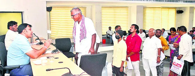 వెల్లువలా వినతులు