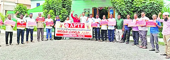 సమస్యలు పరిష్కరించకుంటే పెద్దఎత్తున ఉద్యమిస్తాం