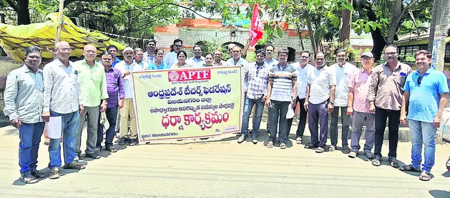 విద్యార్థుల సంఖ్యకు అనుగుణంగా టీచర్లుండాలి