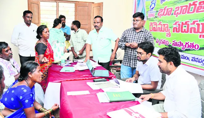 సౌర విద్యుత్పై దృష్టి సారించాలి : కలెక్టర్
