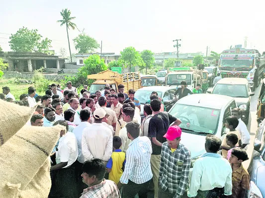 రోడ్డెక్కిన అన్నదాతలు
