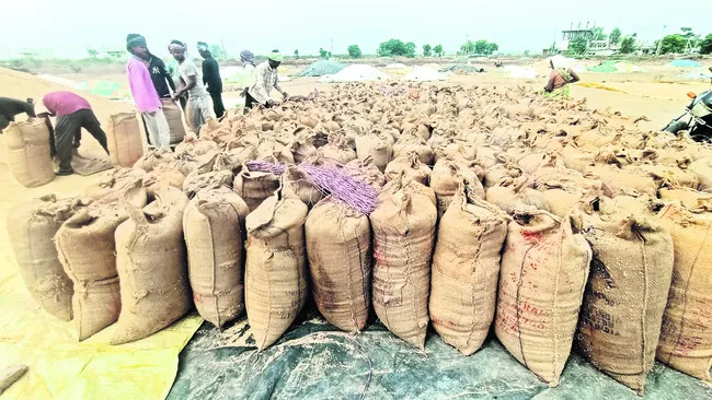 అన్నదాతపై హమాలీ భారం 