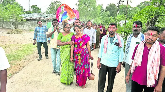 తేనెటీగల దాడిలో తాపీమేస్త్రీ మృతి