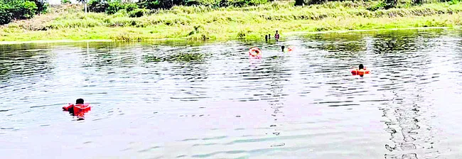 వేర్వేరు చోట్ల నీటిలో మునిగి నలుగురి మృతి 