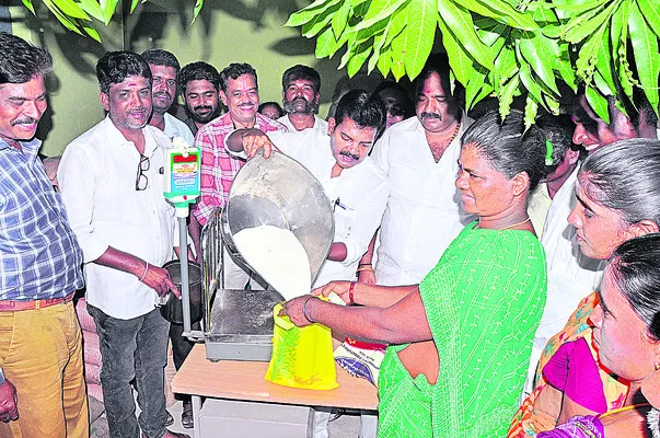 రేషన్ సరుకుల పంపిణీ ప్రారంభం