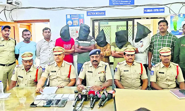 ‘నల్లరంగు నోటు’ ముఠా అరెస్ట్