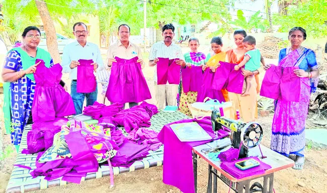 విద్యార్థులకు సకాలంలో యూనిఫాం అందించాలి 