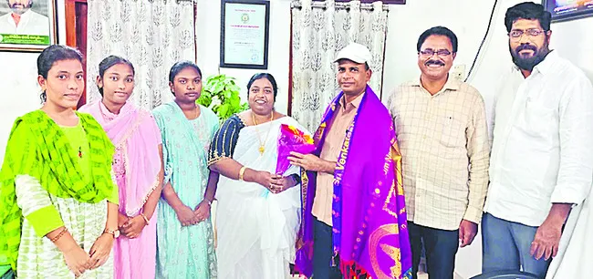 విద్యార్థినులకు జెడ్పీ చైర్పర్సన్ అభినందనలు