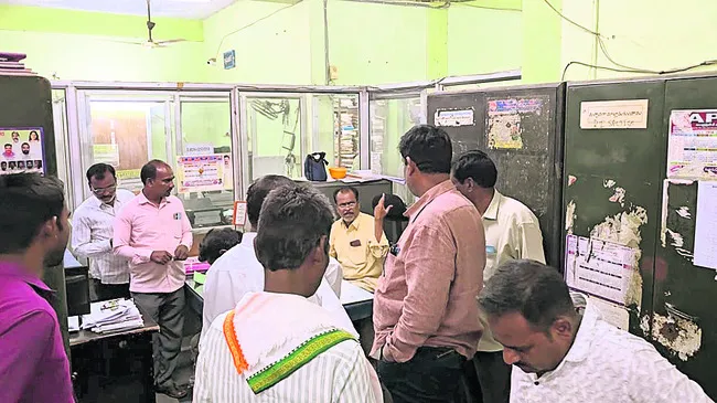 ముటేషన్‌ మార్చాలని ఆందోళన