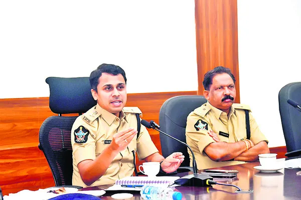 దుకాణాల వద్ద సీసీ కెమెరాలు తప్పనిసరి 
