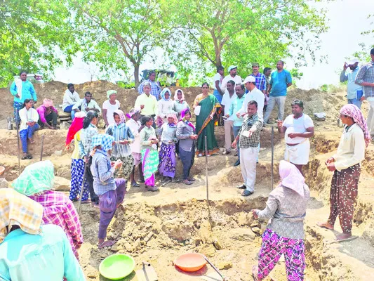 ఉపాధి కూలీలకు వసతులు కల్పించండి 
