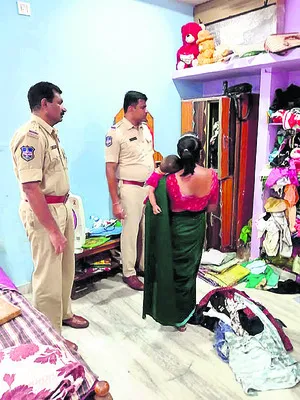 నాలుగు ఇళ్లలో దొంగతనం