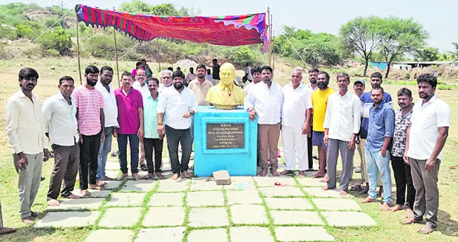 ప్రహరీ పనులు ఆపేయండి