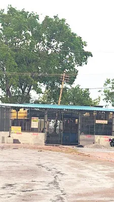 ఈదురుగాలులకు ఒరిగిన ధ్వజ స్తంభం